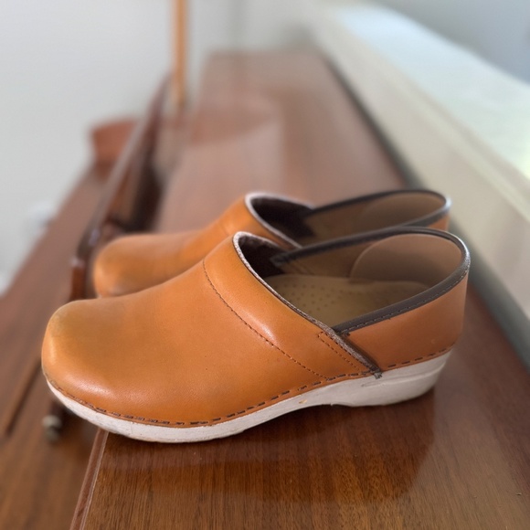 Dansko Clogs Womens EUR 38 Brown Leather Classic Work Stability Comfort Shoe - Picture 5 of 12
